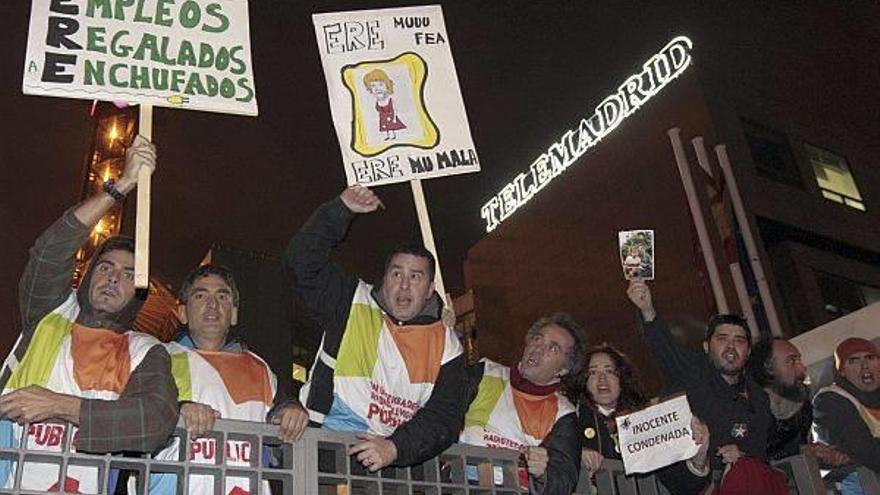 Salen los 300 trabajadores encerrados en Telemadrid cuando empiezan a llegar los primeros burofaxes con los despidos
