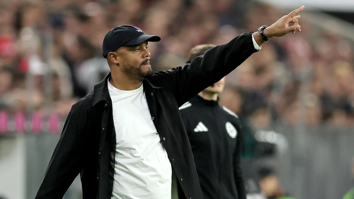 Vincent Kompany dirige al Bayern Múnich durante el encuentro frente al Bayer Leverkusen.