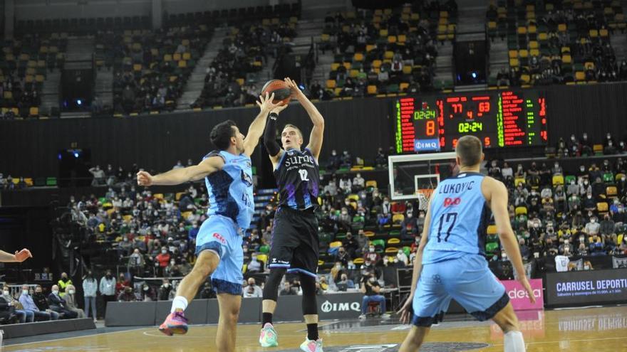 Ludde Hakanson lanza a canasta en el duelo contra el Breogán en Miribilla.
