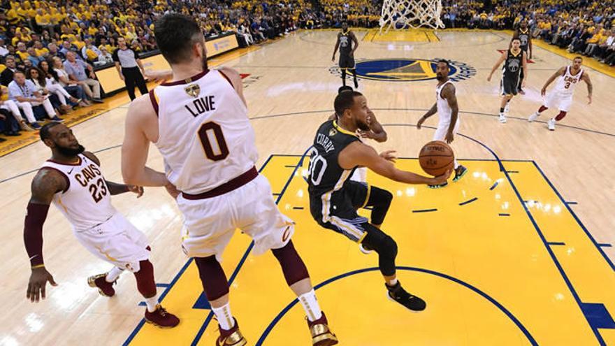 Curry explota con nueve triples y deja KO a los Cavaliers