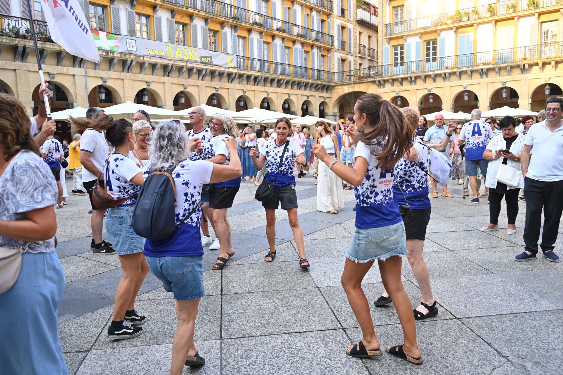 Donostia Arraun Lagunak exhibe sus banderas y la Liga Euskotren
