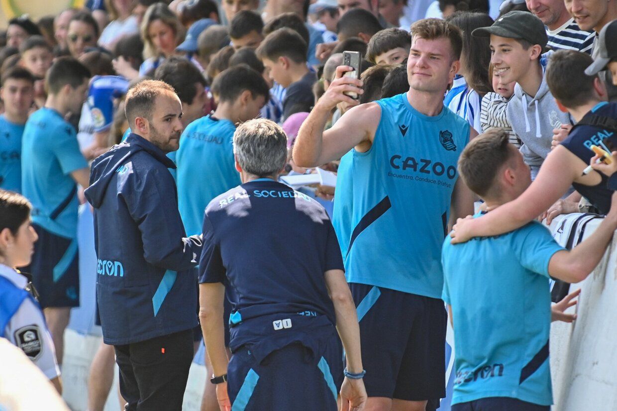 La Real se entrena junto a su afición en Zubieta.