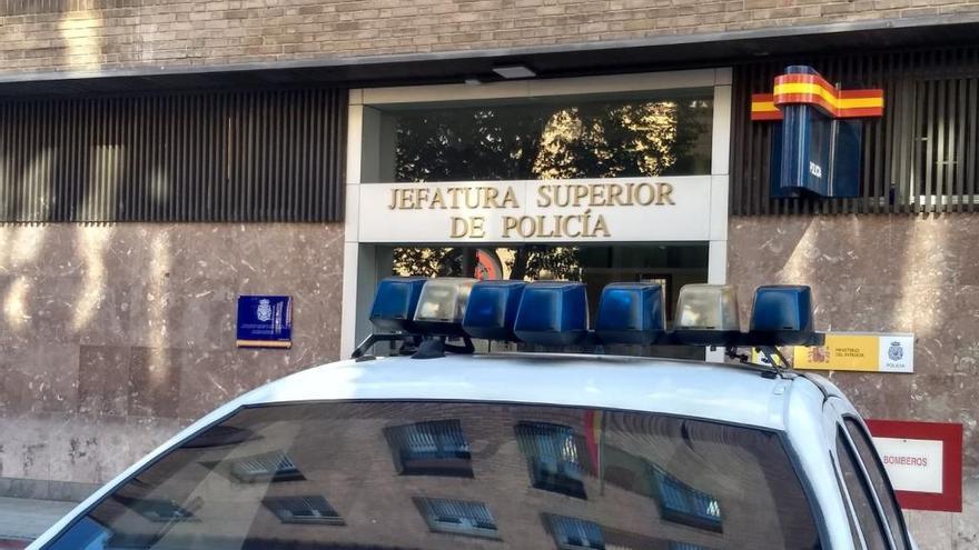 Un coche de la Policía Nacional, en la comisaría de Pamplona
