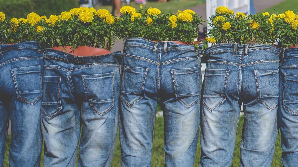 Pantalones vaqueros convertidos en unos originales maceteros.