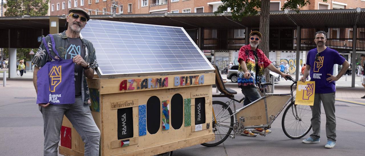En imágenes: El Aztarna Beltza ya está en marcha por Vitoria