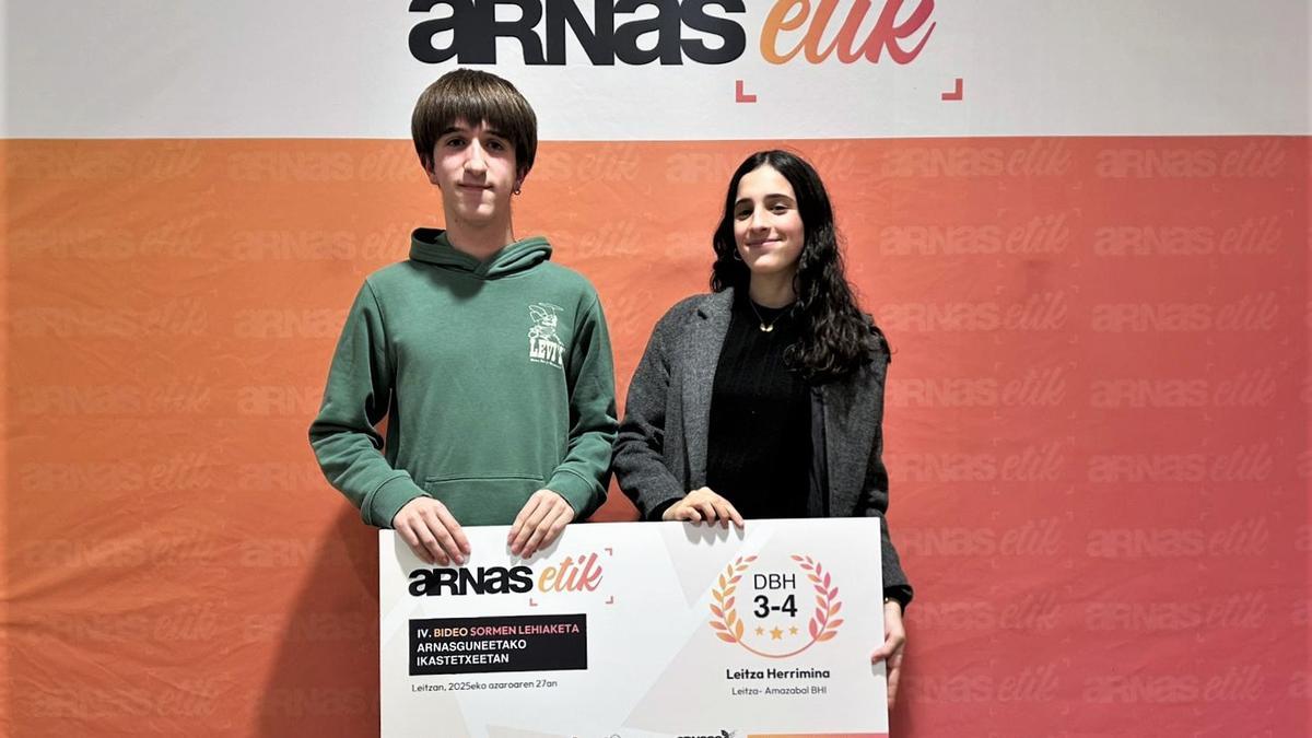 Estudiantes del IES Amazabal de Leitza, receptores del premio en la categoría de 3º y 4º de la ESO por su trabajo &#039;Leitza Herrimina&#039;.