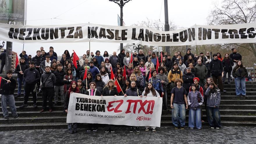 El IES Txurdinaga Behekoa clama contra su cierre