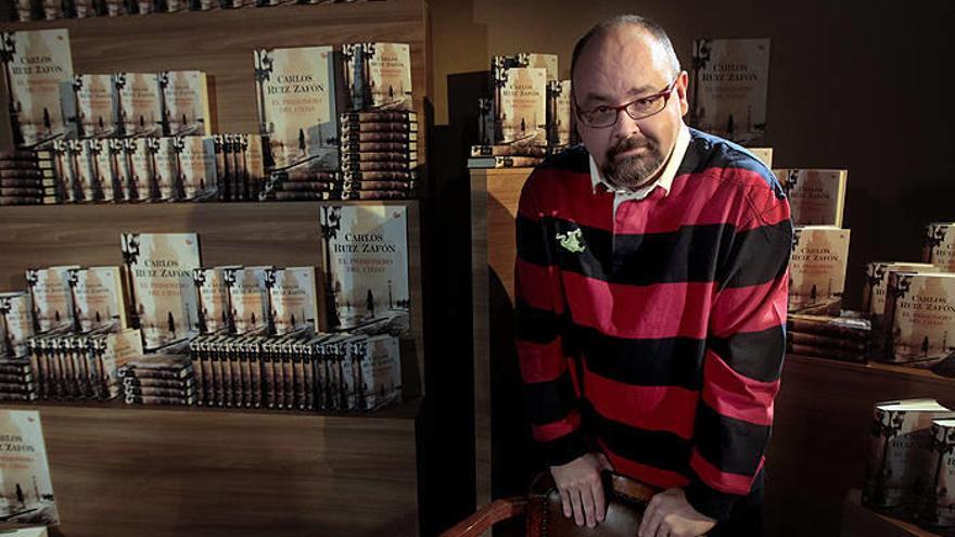 El escritor barcelonés Carlos Ruiz Zafón, ya consolidado como estrella mediática, durante la presentación en Barcelona, de la tercera entrega de la saga del Cementerio de los Libros Olvidados, &quot;El prisionero del cielo&quot;,