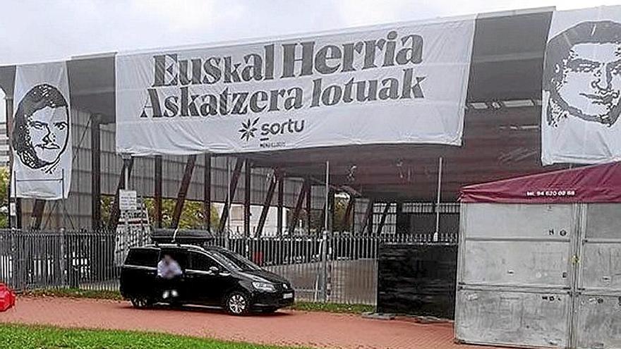 Geroa Bai rechaza la pancarta de Mendillorri en favor de Txiki y Otaegi