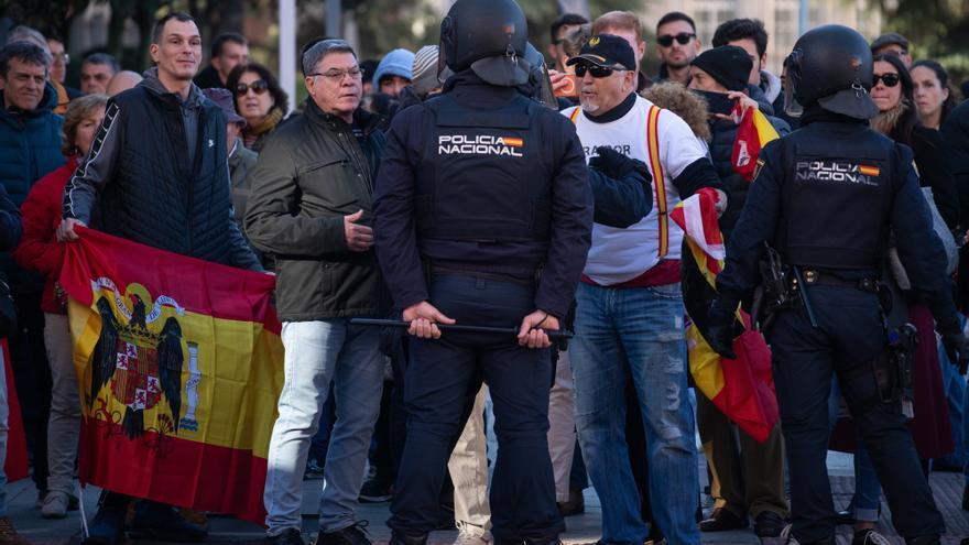 Un detenido en la protesta de la organización Revuelta ante la sede del PSOE