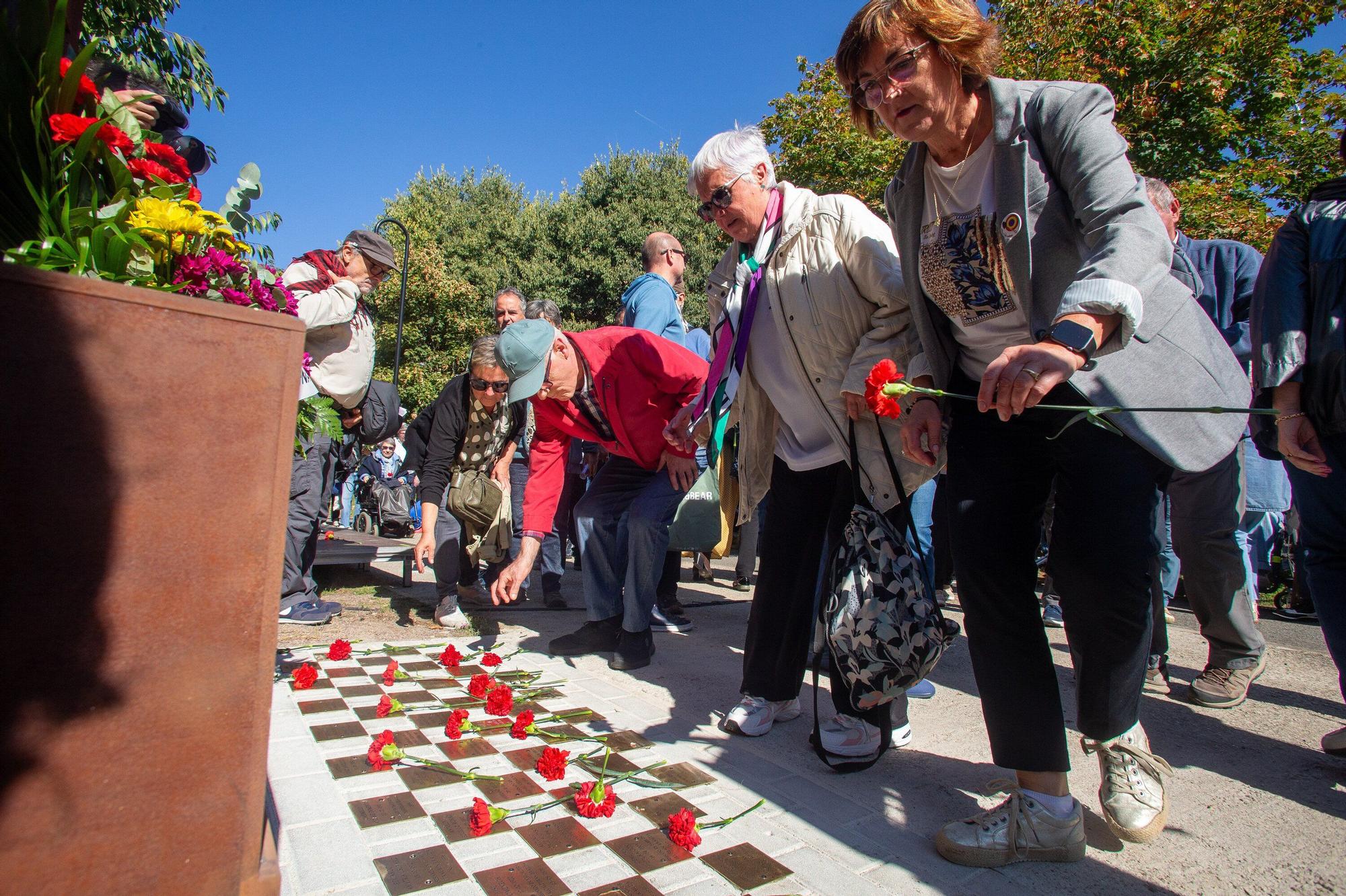 Inauguración del monumento en homenaje a las víctimas de la represión franquista en la Rochapea