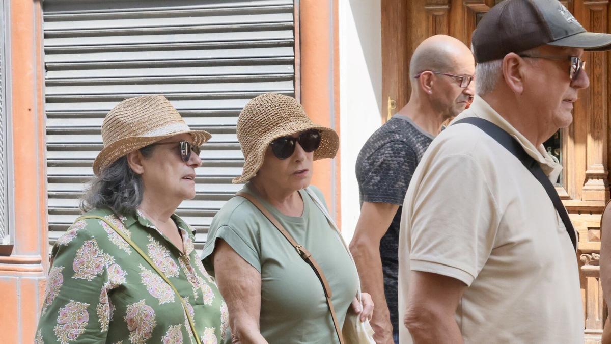 Gorros y sombreros para protegerse del sofocante calor en Vitoria.