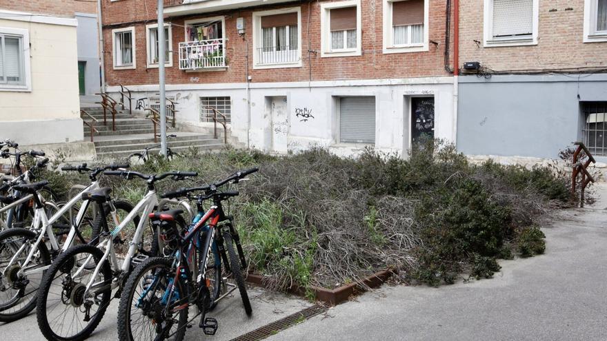 Ariznabarra se queja del cableado que las empresas de telefonía tiran por las fachadas de las viviendas