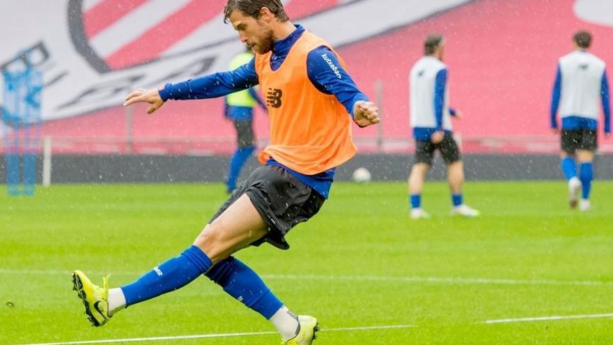 Iñigo Martínez ayer en el último entrenamiento en San Mamés