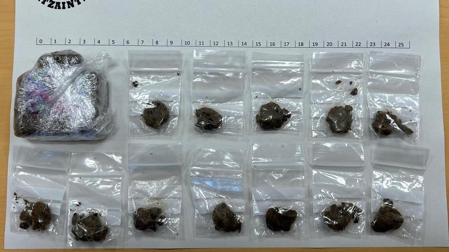 Pillan a un joven con bolsitas de hachís en Bilbao