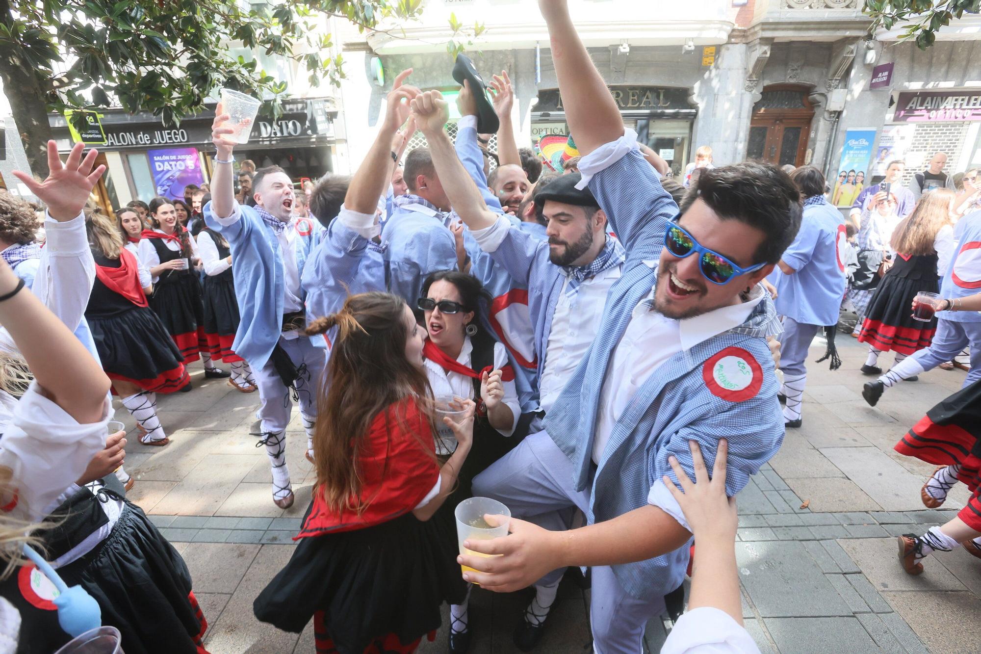 En imágenes: Blusas y neskas desfilan en una kalejira por Santiago
