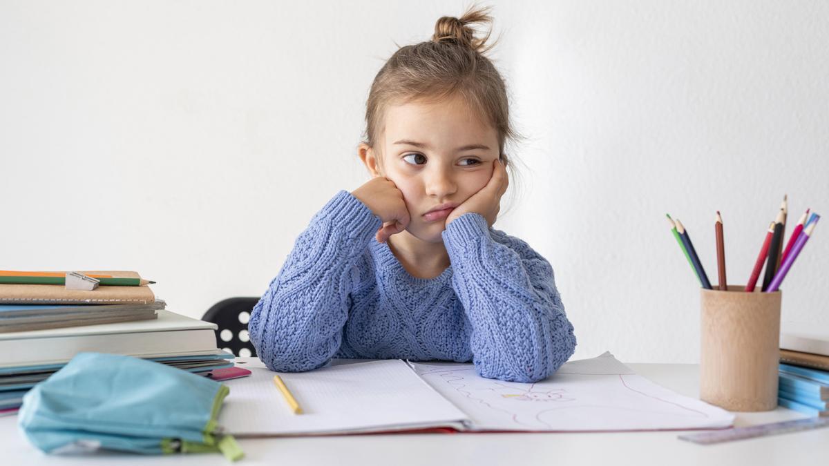 La apatía, falta de motivación, dolores de cabeza o de estómago son síntomas habituales en los menores