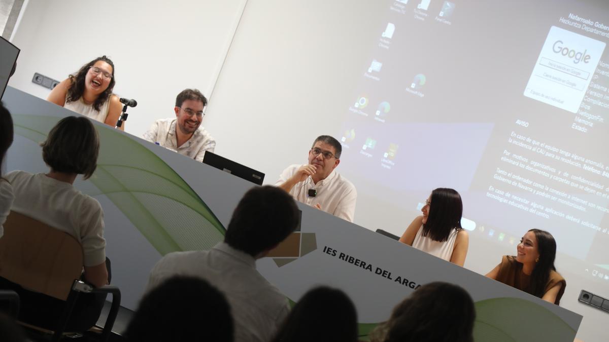 Mesa redonda con exalumnos que comentaron su experiencia y su proyección.