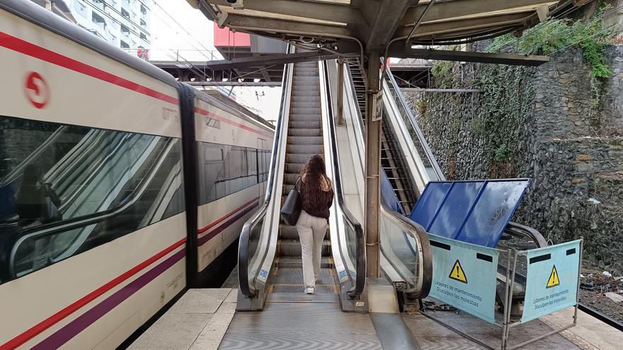 Una decena de accesos en las estaciones de Renfe Cercanías de Bilbao están averiadas