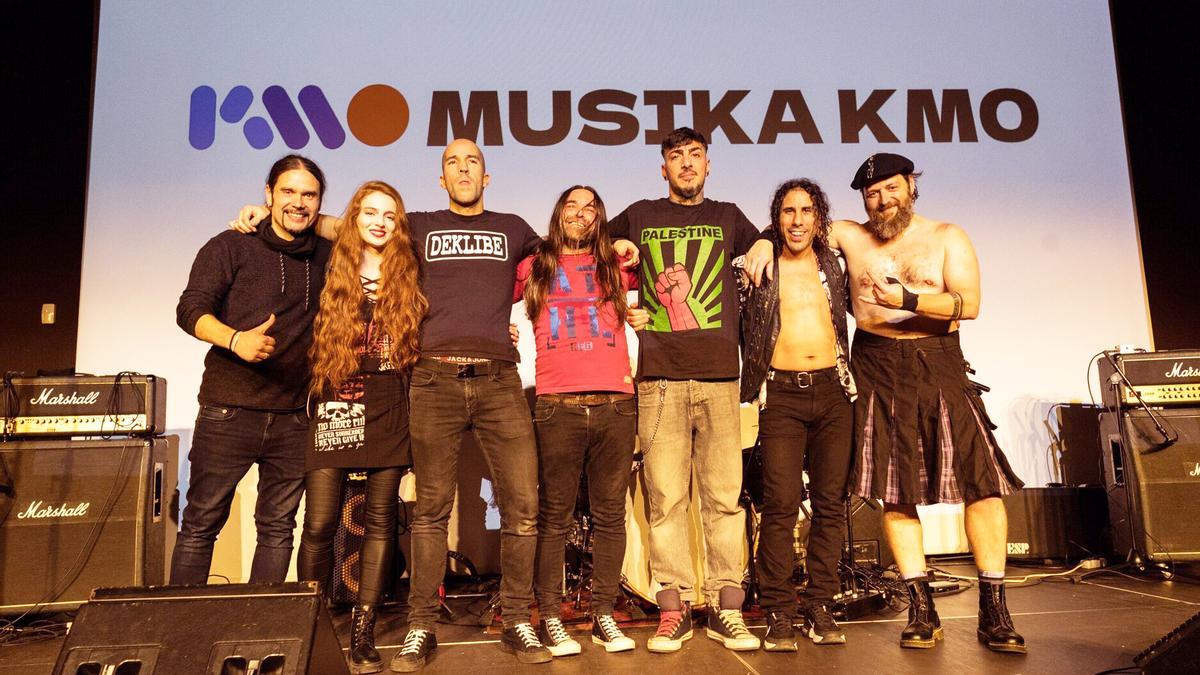 Los artistas ganadores del certamen 2024, posan encima del escenariode la sala Kupula.