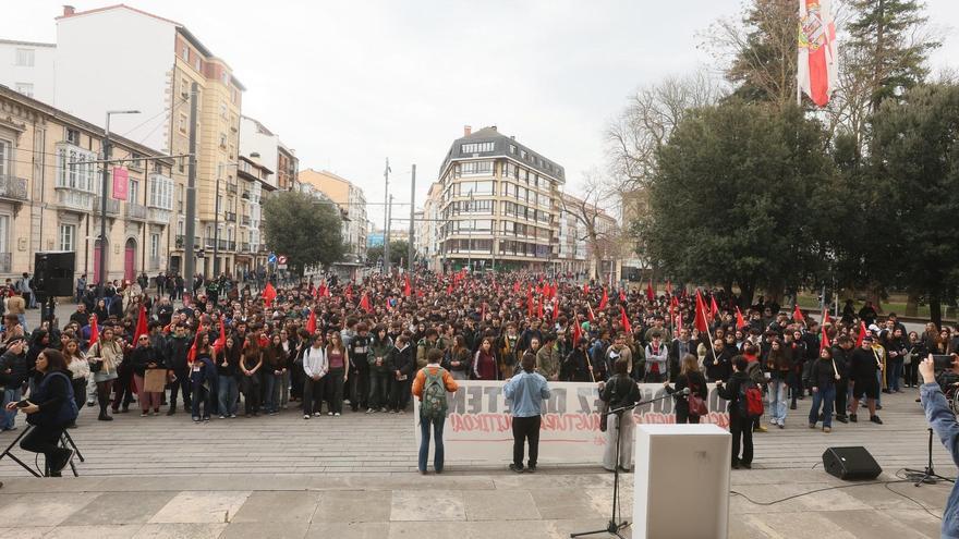 Cientos de jóvenes toman las calles de Gasteiz por el 3 de Marzo