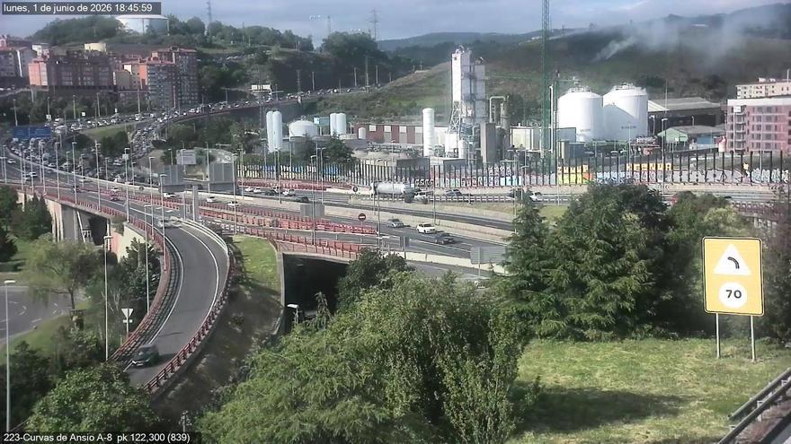 Retenciones en Rontegi dirección Getxo por fuego en la zona de monte