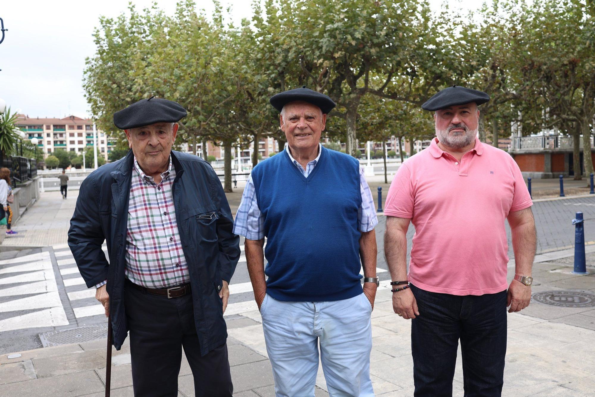 Javier Rodríguez., Endika Mogrobejo, un especialista en heráldica, y Roberto Díaz.