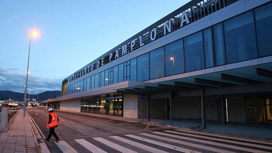 Fachada de la nueva terminal del aeropuerto de Noáin.
