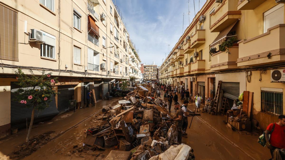 Las calles de Paiporta se llenaron de escombros y mobiliario afectado por la dana Las calles de Paiporta se llenaron de escombros y mobiliario afectado por la dana
