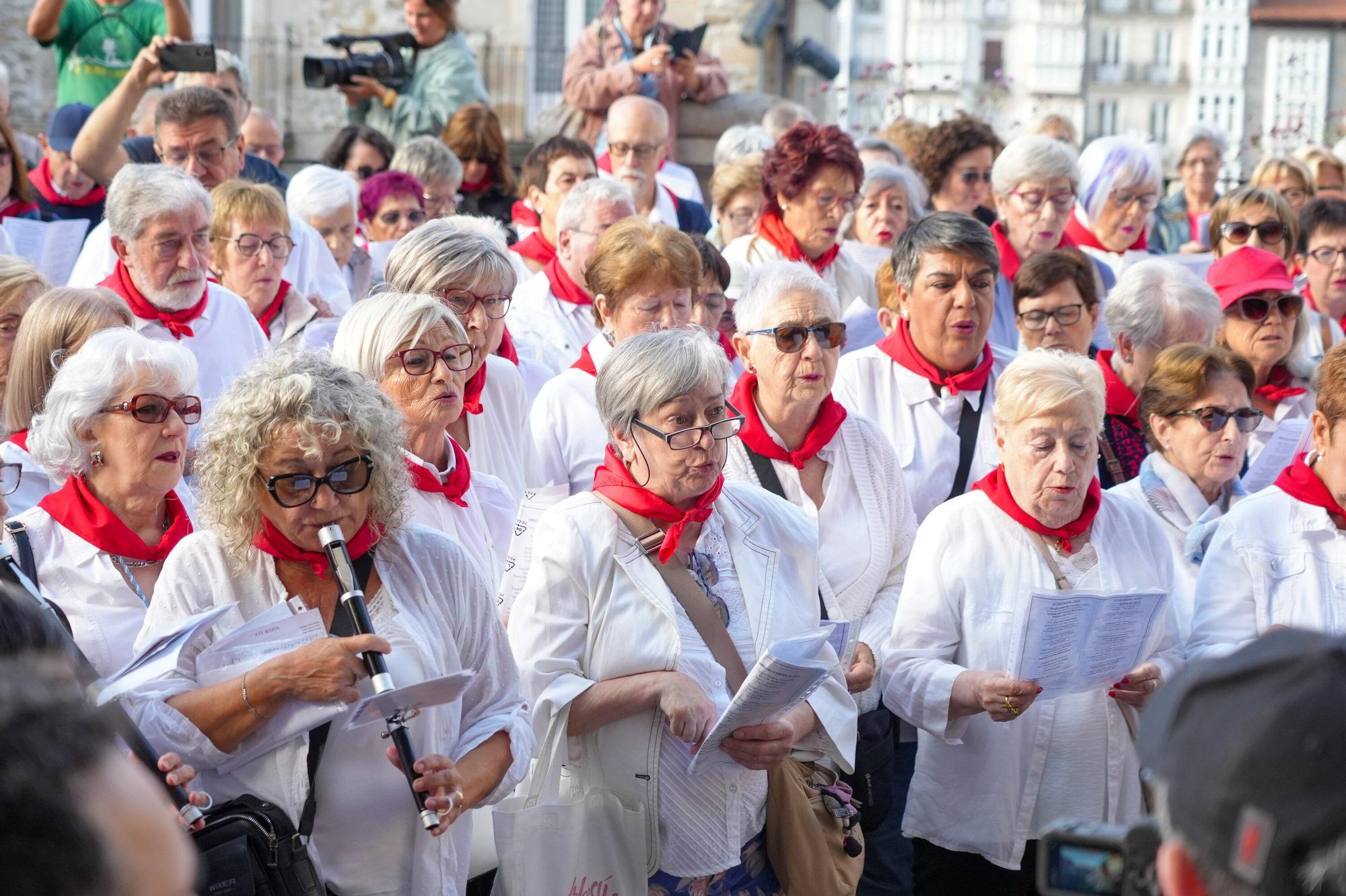 En imágenes: Los auroros despiertan a Vitoria con sus canciones