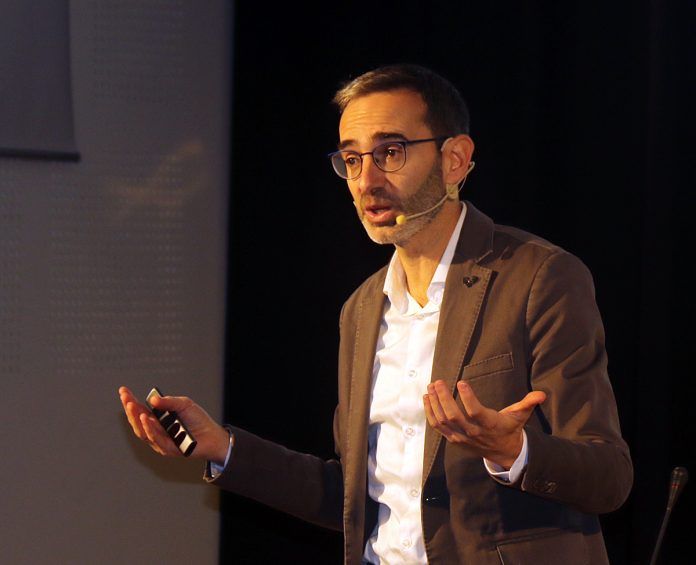 El investigador ondarrutarra, durante una conferencia en Arrasate centrada en cáncer.