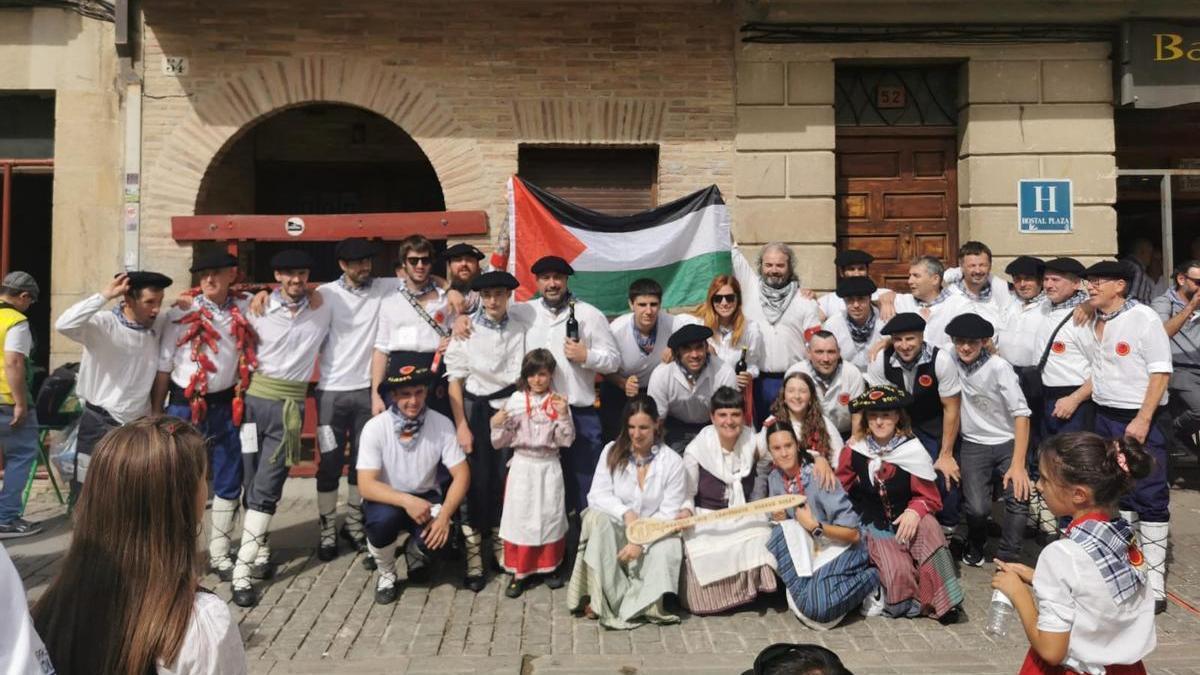 Los ganadores de la carrera de layas en el una foto conjunta.