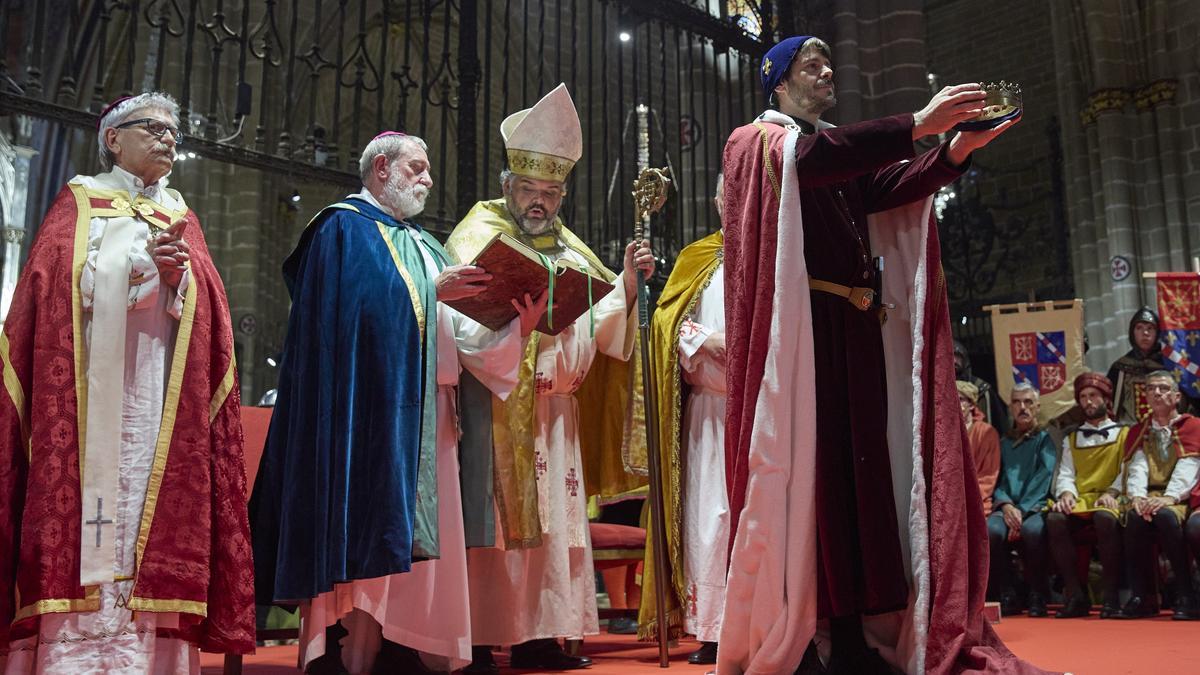 Momento en el que el Obispo bendice la corona y Carlos III se la coloca sobre la cabeza.