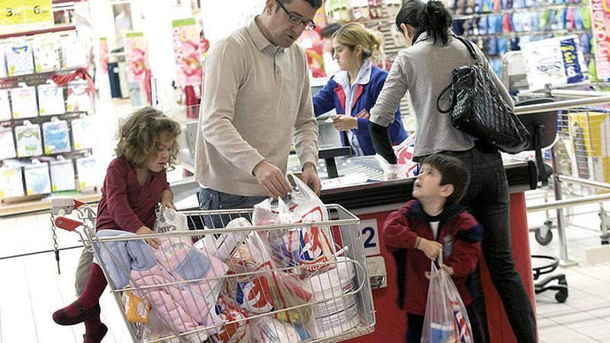 Una familia hace la compra en un hipermercado Eroski.