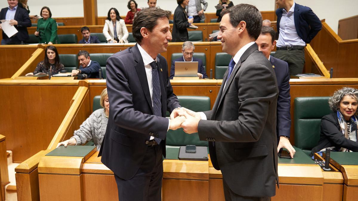 El consejero de Hacienda y Finanzas, Noël d&#039;Anjou, con el lehendakari Pradales, en una anterior sesión del Parlamento Vasco