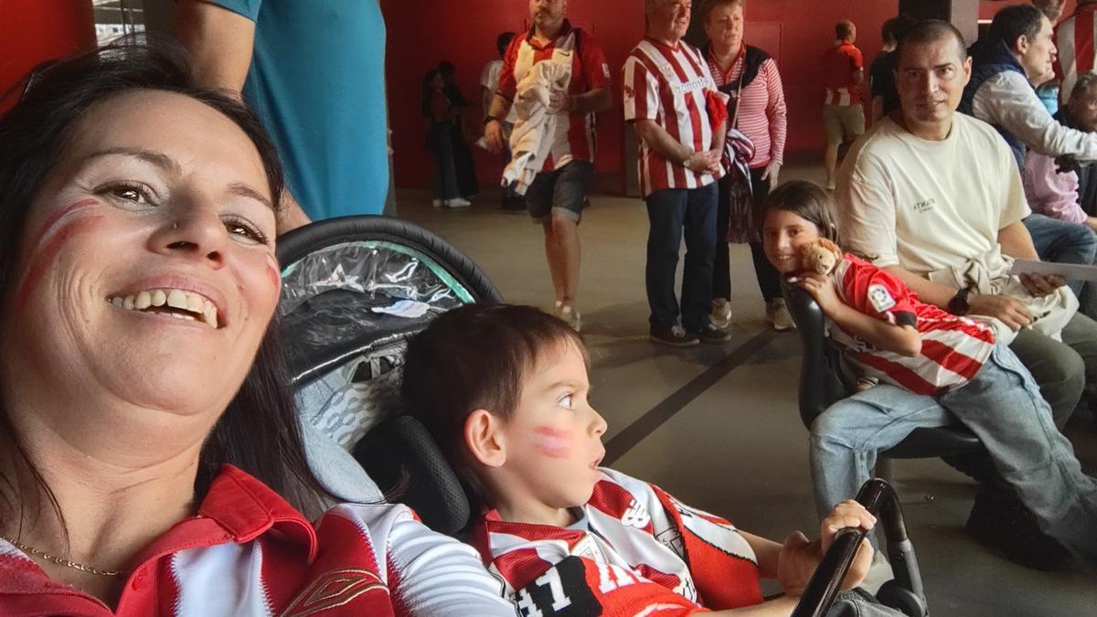 Luka con su madre, su hermana y su padre disfruta de un partido del Athletic en San Mamés.