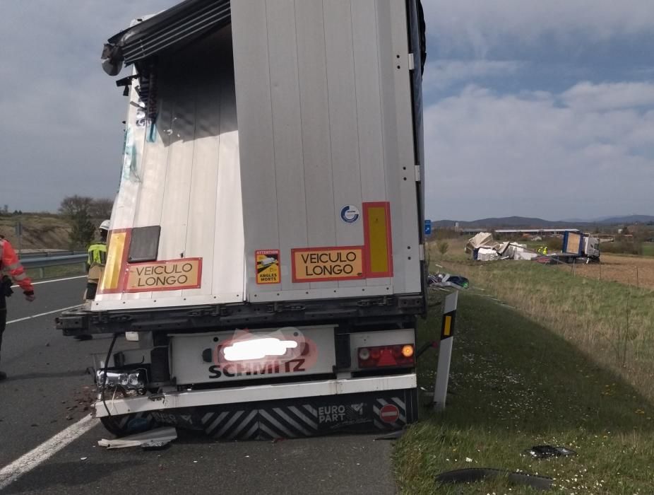 Dos camiones accidentados.