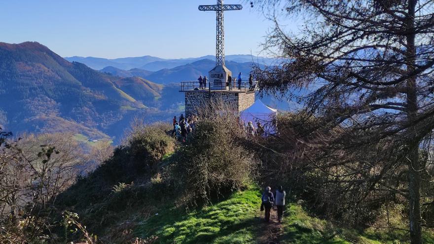 La cruz del monte Irimo de Urretxu ha cumplido 70 años