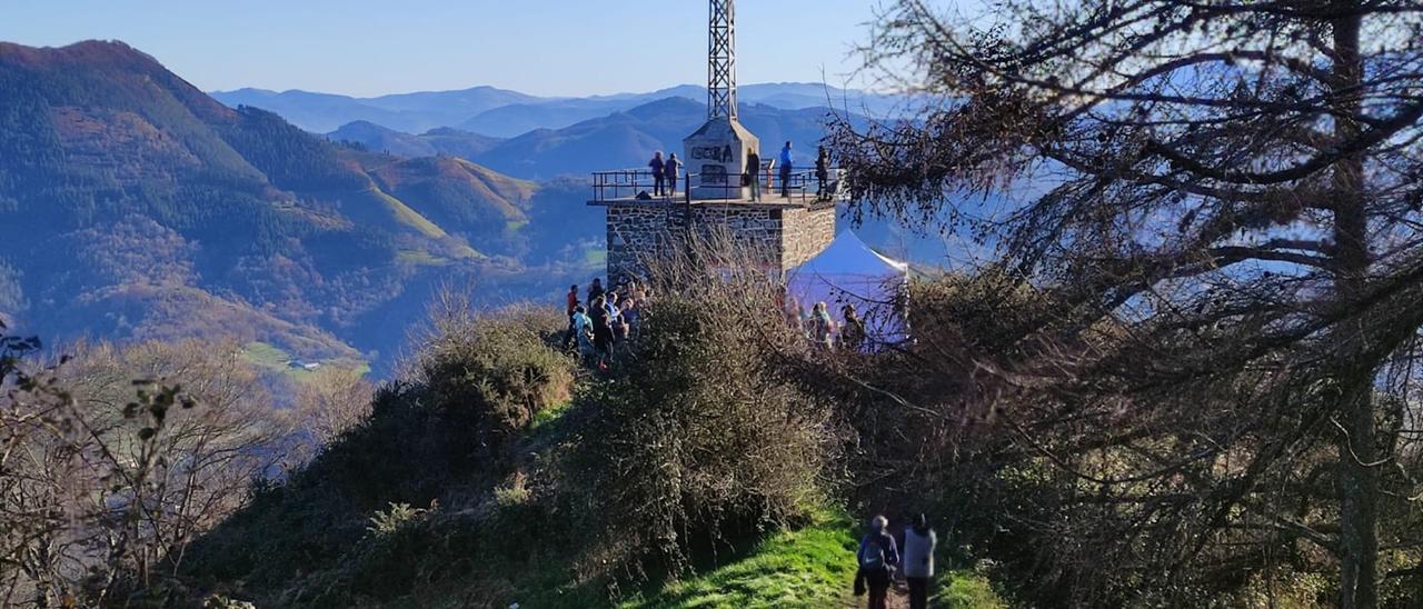 La cruz del monte Irimo de Urretxu ha cumplido 70 años