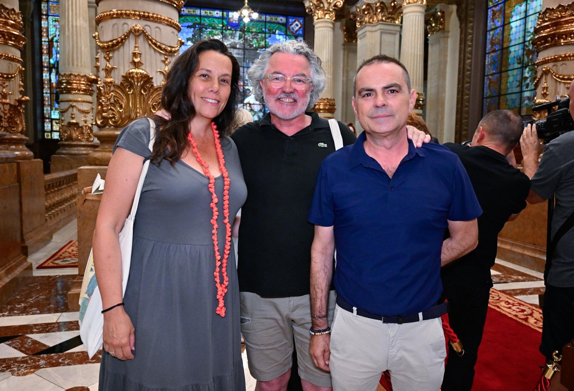 Cristina González Barrio y José Luis Revuelta con Karmelo Tamayo instantes después de la presentación del original de Guinea.