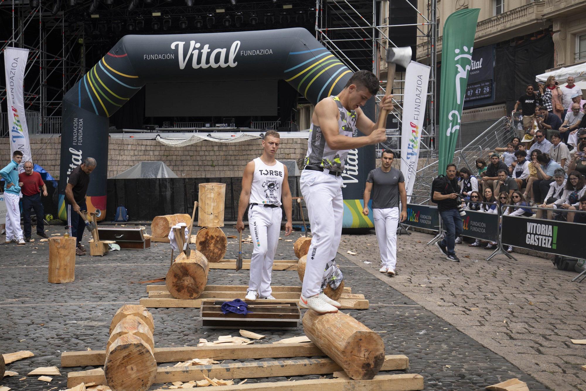 En imágenes: El torneo Virgen Blanca de Herri Kirolak se adueña de la Plaza de Los Fueros