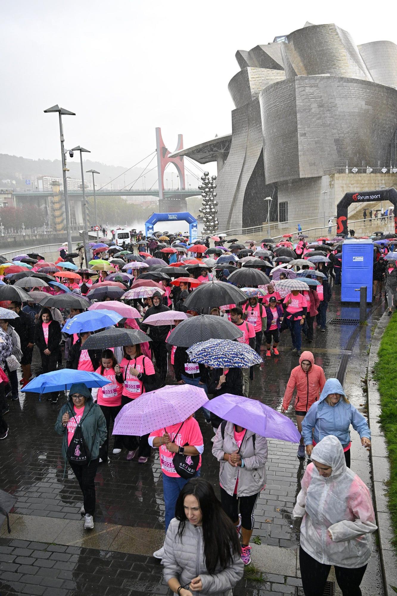 En imágenes: los paraguas tiñen la marea rosa de Bilbao