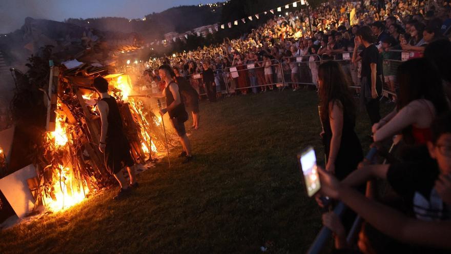 En imágenes: rituales, música y sardinadas para celebrar en Bizkaia la noche de San Juan
