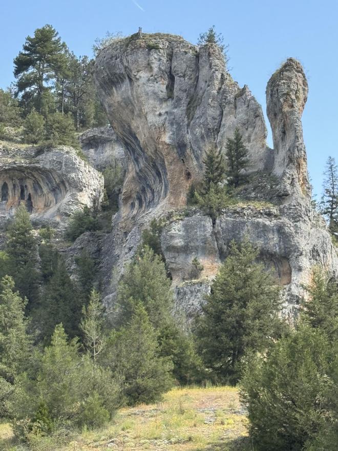 Imágenes de la masa rocosa y de la Cueva de San Bartolomé.
