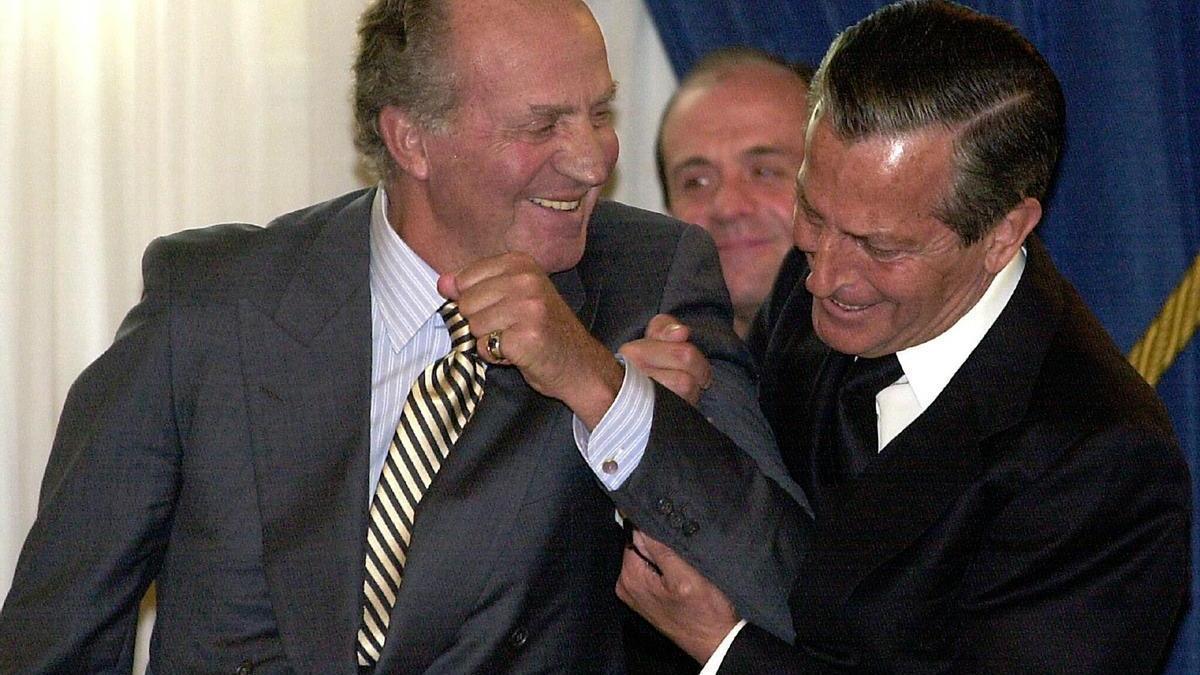 El rey Juan Carlos y Adolfo Suárez, bromeando.