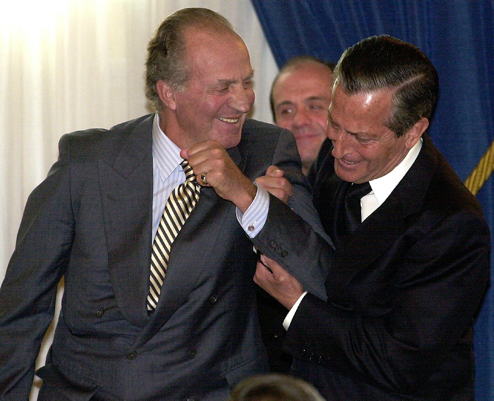 El rey Juan Carlos y Adolfo Suárez, bromeando.