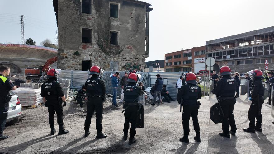 Un detenido y quince identificados en el desalojo de un edificio en Galdakao