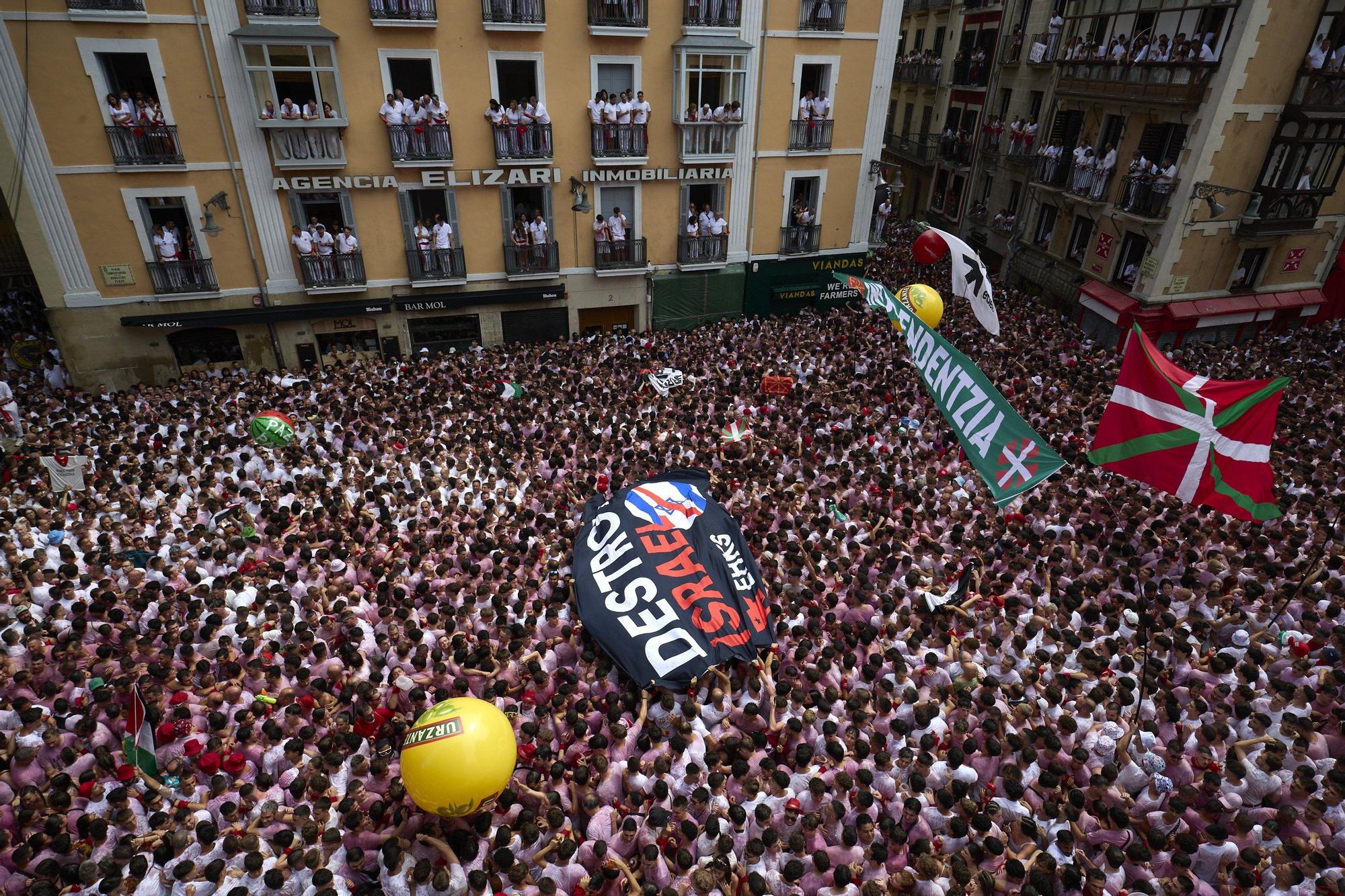 Fotos del  Chupinazo de San Fermín 2025 en Pamplona: ¡La fiesta más internacional se enciende con un grito solidario por Palestina!