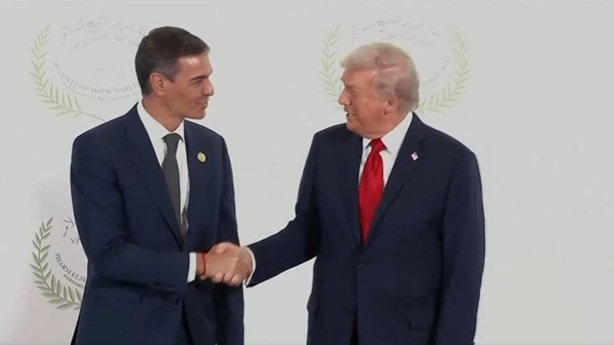 Directo | Acuerdo de paz en Gaza: Pedro Sánchez saluda a Trump en la ceremonia de la firma del plan de paz