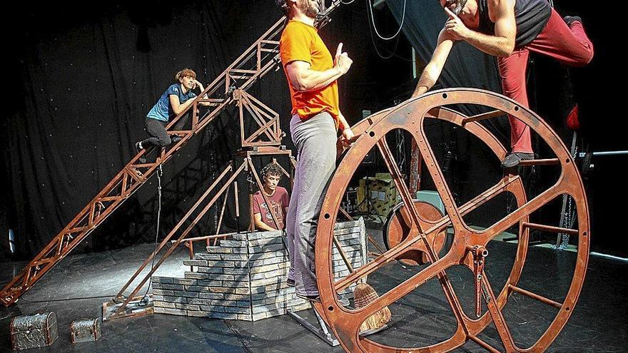 El elenco de &#039;Kimera&#039;, durante un ensayo: atrás, Izaskun Lasarte y Jorge Cordón, y en primer plano, Nano Napal y Txetxu Collado.